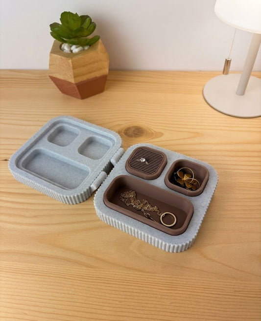 Boîte à Bijoux Magnétique "Écrin Nomade" – Design Strié & Organisation Parfaite