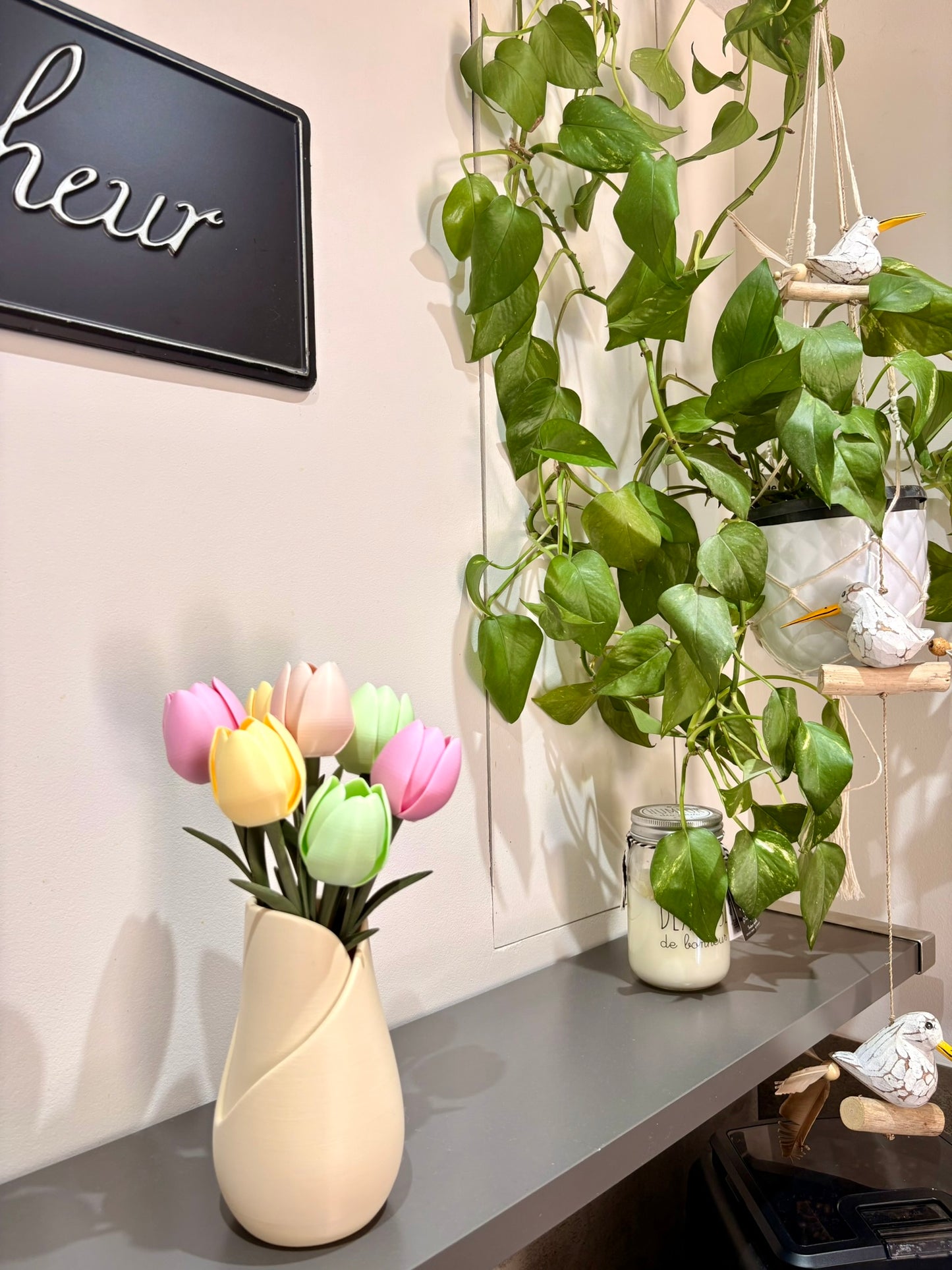 Bouquet de Tulipes Éternelles et Vase Design – Décoration Florale Personnalisée et Durable