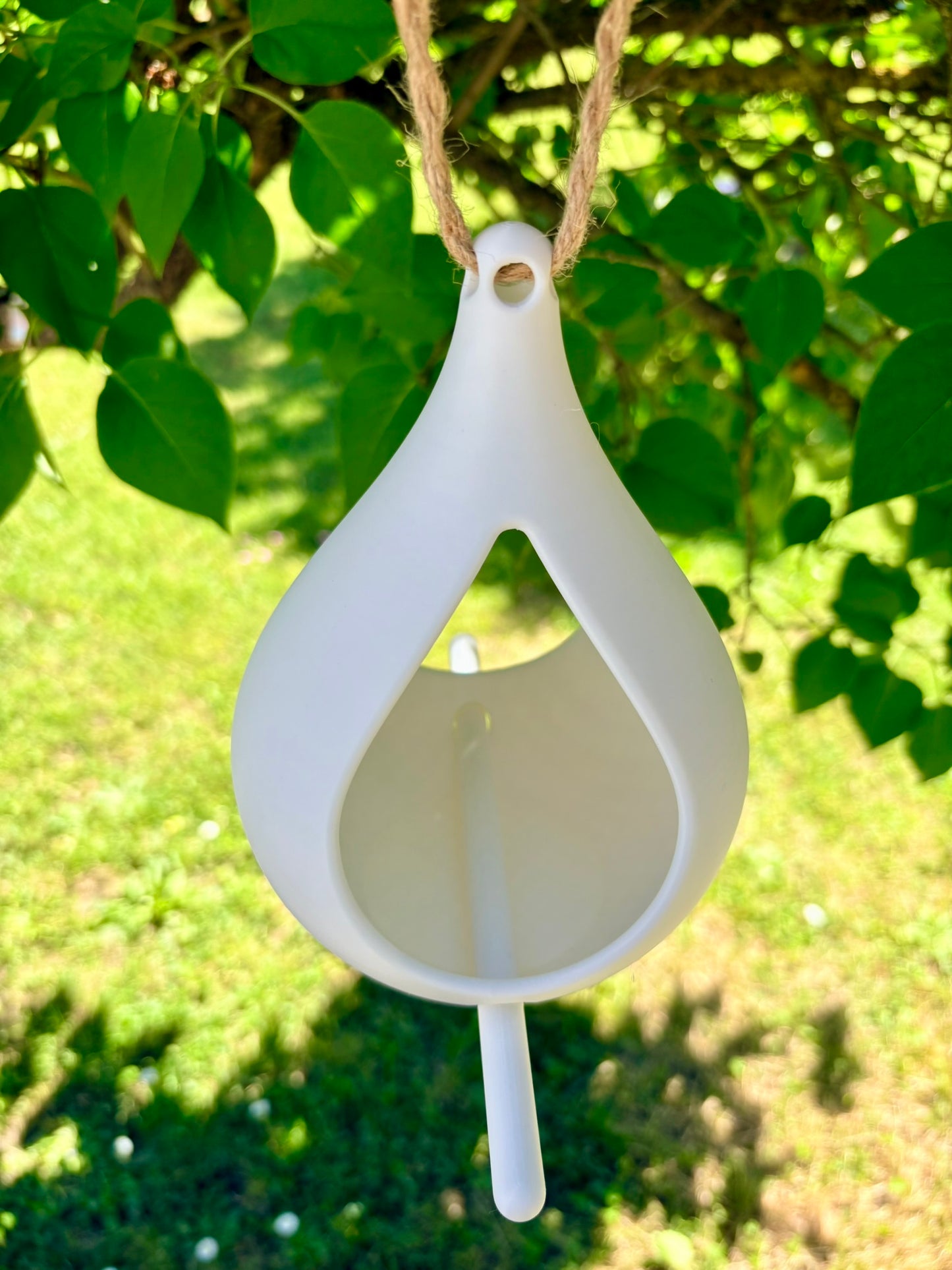 Mangeoire à Oiseaux Suspendue "Goutte" – Design Épuré & Décoration de Jardin