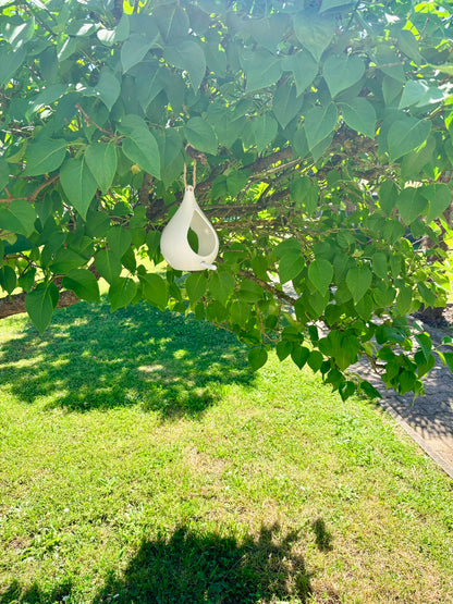 Mangeoire à Oiseaux Suspendue "Goutte" – Design Épuré & Décoration de Jardin
